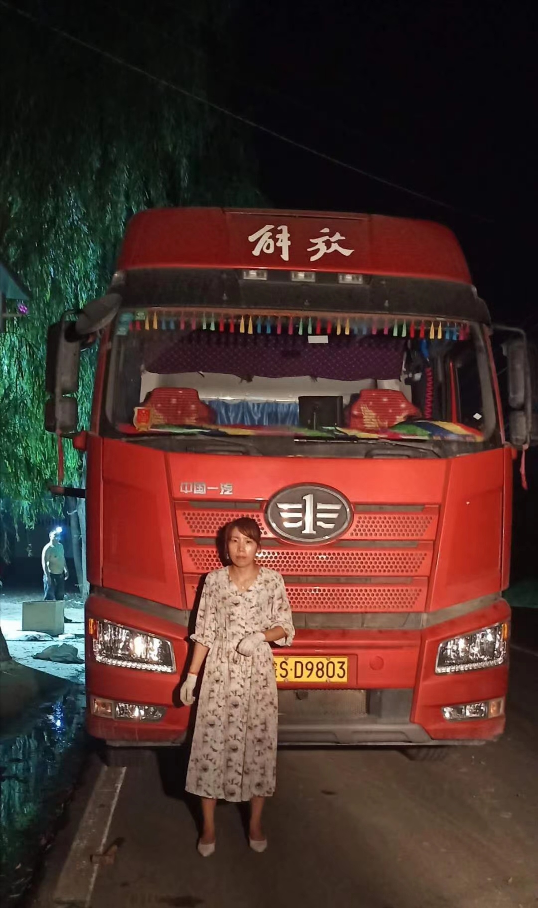 ，有自動拔管自動落管功能，可定制左右側(cè)推功能，配有三片打孔刀，打孔刀是防傷紙刀組，